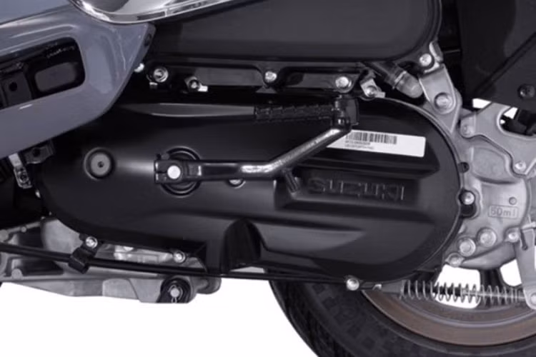 Đáng chú ý, US125 còn được trang bị đèn cảnh báo nguy hiểm – trang bị hiếm thấy trong phân khúc xe ga phổ thông giá rẻ. Về an toàn, Suzuki US125 sở hữu hệ thống phanh đĩa phía trước và phanh tang trống phía sau – cấu hình phổ biến trong phân khúc.