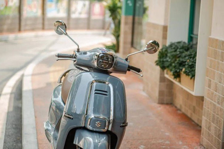 Xe có đến 7 tùy chọn màu sắc, từ xanh ngọc trẻ trung, trắng tinh khôi đến nâu trầm thanh lịch, giúp người dùng dễ dàng thể hiện phong cách cá nhân. Ẩn sau vẻ ngoài đậm chất nghệ thuật là khối động cơ 125cc làm mát bằng không khí, cho công suất tối đa 9,4 mã lực và mô-men xoắn cực đại 10 Nm.