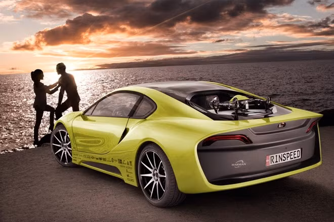 Rinspeed Etos: đây là mẫu xe concept đến từ Thụy Sỹ kết hợp giữa xe thể thao và đồ chơi công nghệ. Xe có thiết kế nội thất sang trọng và công nghệ cao như vô lăng có thể xếp gọn vào khi trong chế độ lái tự động, hai màn hình Ultra HD 21,5 inch. Phía mui sau xe còn có bãi đáp drone thích hợp cho người dùng công nghệ.