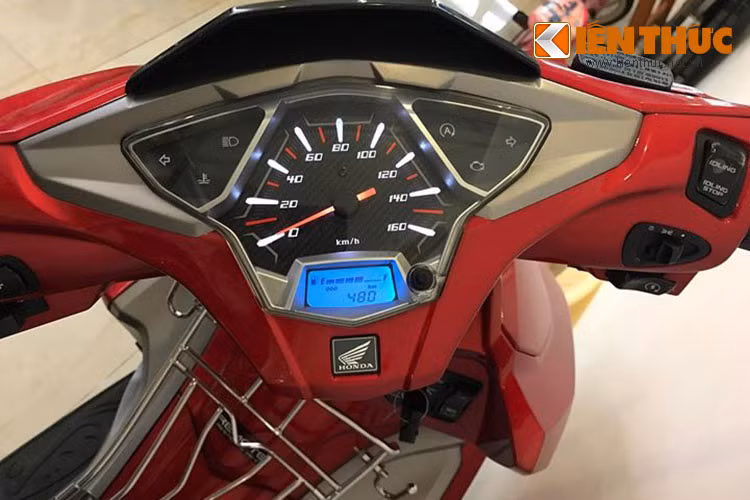 Được biết, đây là mẫu xe tay ga Honda Air Blade 125i phiên bản nâng cấp ra mắt lần đầu vào năm 2015. Chiếc xe này là phiên bản sản xuất 2017 và chỉ mới được lăn bánh khoảng 480 km (xem trên công tơ mét). Bảng đồng hồ ngoài đồng hồ cơ còn có màn hình LCD báo giờ, mức xăng và đo quãng đường, đèn báo nhiệt độ máy và thay dầu... 