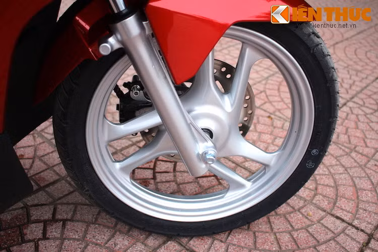 Cả 2 bánh xe Honda Air Blade 2015 đều không có sự thay đổi so với thế hệ trước, với mâm 3 cánh kép 14 inch và lốp không săm. Nhờ có kết cấu khung với cao su giảm chấn kẹp vào ống khung nối với giá đỡ động cơ, Air Blade mới cũng êm ái và đỡ rung hơn thế hệ cũ, dù vẫn sử dụng chung hệ thống phuộc.