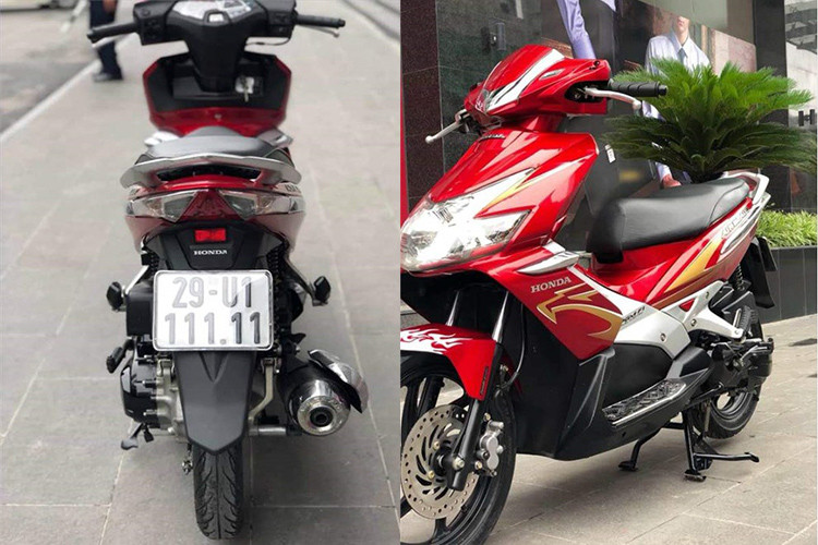 Đầu tiên là chiếc xe Honda Air Blade Fi đời 2011 biển "ngũ quý 1" được chủ xe Hà Nội rao bán với giá khủng lên đến 115 triệu đồng, dù lăn bánh đã 10 năm khiến nhiều người bất ngờ. Theo chủ nhân của chiếc xe ga tầm trung này, chiếc xe Air Blade của anh thuộc đời đầu nhưng được mang biển "ngũ quý 1" khá hiếm nên có giá cao.