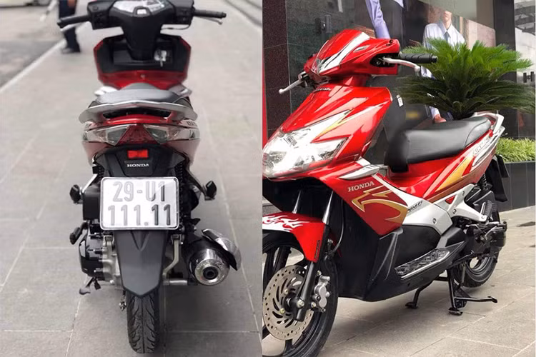 Đầu tiên là chiếc xe Honda Air Blade Fi đời 2011 biển "ngũ quý 1" được chủ xe Hà Nội rao bán với giá khủng lên đến 115 triệu đồng, dù lăn bánh đã 10 năm khiến nhiều người bất ngờ. Theo chủ nhân của chiếc xe ga tầm trung này, chiếc xe Air Blade của anh thuộc đời đầu nhưng được mang biển "ngũ quý 1" khá hiếm nên có giá cao.