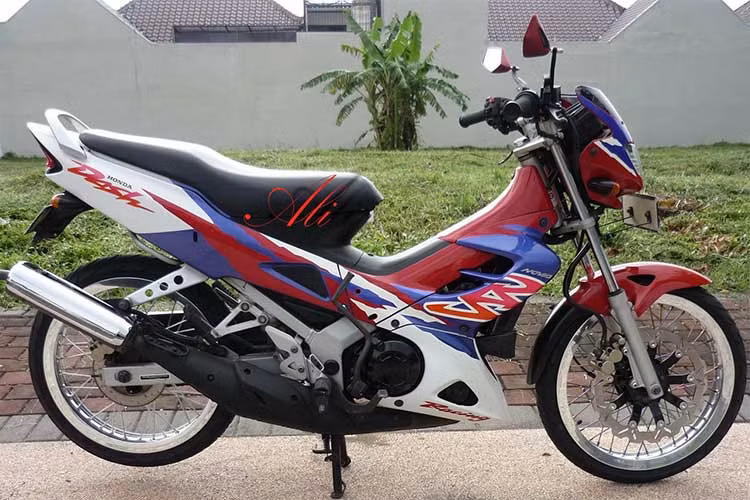 Được biết, với những chiếc Nova Dash được "dọn" một cách cẩn thận và tỉ mỉ như chiếc xe này trên thị trường không còn nhiều, nếu được định giá thì nó cũng có mức giá lên đến cả trăm triệu đồng. Theo chủ nhân của chiếc xe này thì nhièu người đam mê dòng xe này đã trả hàng trăm triệu đồng nhưng anh không bán mà để làm kỷ niệm.