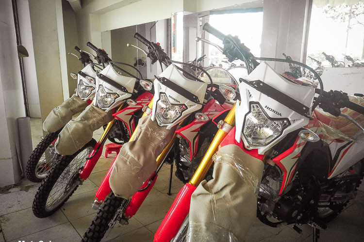 Với giá bán trên 70 triệu đồng Honda CRF150L 2018 hứa hẹn sẽ là đối thủ nặng ký so với Kawasaki KLX 150 và D-Tracker 150, đều đang được Kawasaki Việt Nam phân phối chính hãng với giá 79 triệu đồng.