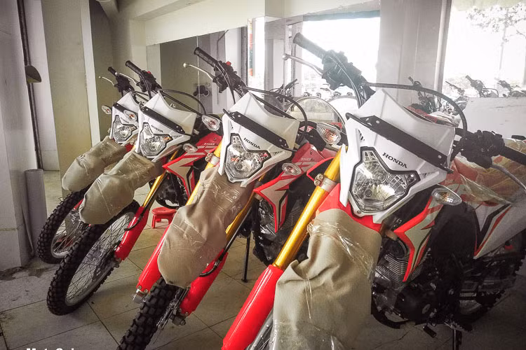 Với giá bán trên 70 triệu đồng Honda CRF150L 2018 hứa hẹn sẽ là đối thủ nặng ký so với Kawasaki KLX 150 và D-Tracker 150, đều đang được Kawasaki Việt Nam phân phối chính hãng với giá 79 triệu đồng.