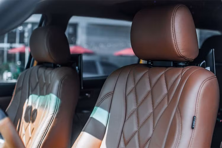 Về tiện ích, cả 2 ghế ngồi hạng thương gia với lắp nâng chân và bàn làm việc mini, hệ thống thông tin giải trí với màn hình 2 màn hình android, tai phone, dàn âm thanh JBL… Xe cũng đã được cách âm lại hoàn toàn.