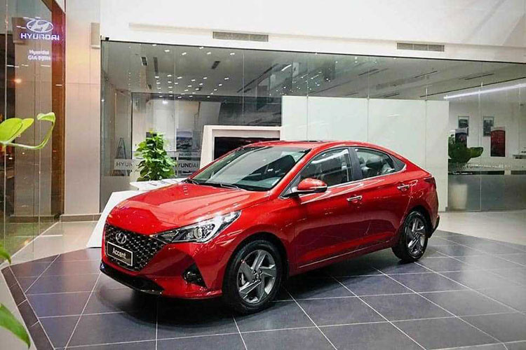 Hyundai Accent vẫn "dậm chân tại chỗ" và đứng thứ 5 trong bảng xếp hạng xe bán chạy tháng 7 tại Việt Nam với doanh số đạt 983 chiếc, giảm tới 28,3% so với tháng 6. Tính cả 7 tháng của năm 2021, Hyundai Accent đã bán được 10.932 chiếc. 