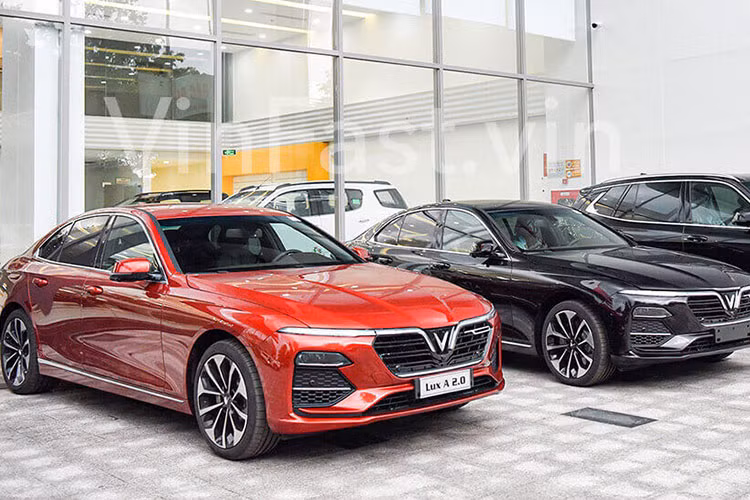 Vinfast Lux A2.0 góp mặt trong top 10 xe bán chạy sau nhiều tháng vắng mặt với doanh số đạt 778 chiếc, tăng nhẹ 1% so với tháng trước. Cộng dồn 7 tháng của năm 2021, xe đạt doanh số 3.336 chiếc bán ra thị trường ôtô Việt Nam.