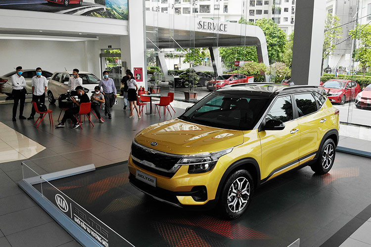 Trong tháng 7/2021, Kia Seltos chỉ bán được 767 chiếc ra thị trường, giảm tới 42% so với tháng 6. Tuy vậy, kết quả trên cũng vừa đủ để mẫu SUV hạng B của Kia có mặt trong top 10 xe bán chạy. Tính tổng cộng năm 2021, đã có 7.976 xe Seltos đến tay khách hàng tại Việt Nam.