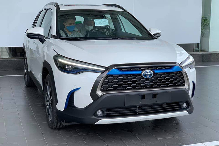 Xếp thứ 6 trong top 10 mẫu xe bán chạy nhất thị trường ôtô Việt Nam tháng 7/2021 vừa qua, mẫu xe SUV "hàng hot" Toyota Corolla Cross nhập khẩu chỉ bán được 863 chiếc, giảm 12,4% và tụt 1 bậc so với tháng trước. Theo nhiều nguồn tin, Corolla Cross khan hàng bởi nguồn cung do đại dịch Covid-19 đang diễn ra phức tạp.