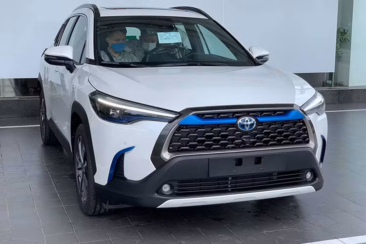 Xếp thứ 6 trong top 10 mẫu xe bán chạy nhất thị trường ôtô Việt Nam tháng 7/2021 vừa qua, mẫu xe SUV "hàng hot" Toyota Corolla Cross nhập khẩu chỉ bán được 863 chiếc, giảm 12,4% và tụt 1 bậc so với tháng trước. Theo nhiều nguồn tin, Corolla Cross khan hàng bởi nguồn cung do đại dịch Covid-19 đang diễn ra phức tạp.
