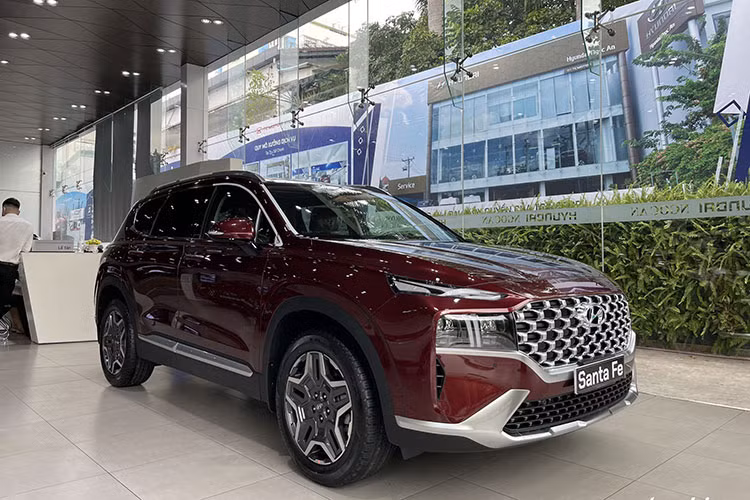 Trong tháng 7 vừa qua, Hyundai SantaFe đã bị sụt giảm tới 30,5% so với tháng trước đó (với 1.313 chiếc). Với mức doanh số này, khiến mẫu xe này tụt 1 bậc so với tháng trước trong top 10 xe bán chạy. Doanh số cộng dồn trong 7 tháng đầu năm 2021 của SantaFe đạt 6.360 chiếc.