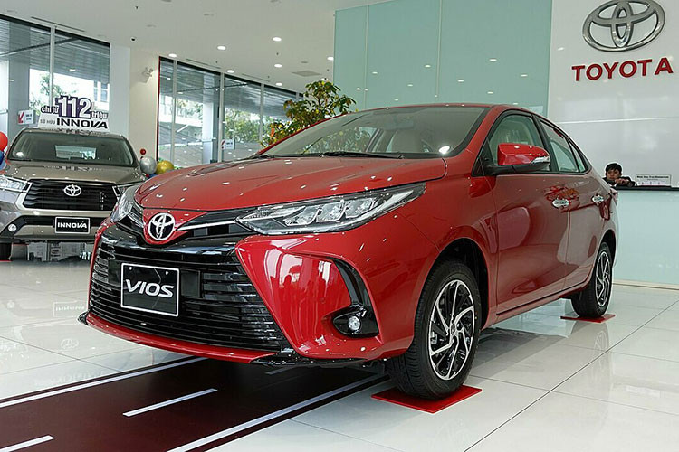 Với lượng bán ra giảm tới 33,3% so với tháng trước, tuy nhiên Toyota Vios vẫn giữ vị trí số 2 trong top ôtô bán chạy nhất tháng 7/2021. Cộng dồn 7 tháng đầu năm, Toyota Vios bán được 10.967 chiếc. Sau nhiều tháng liên tiếp bị Hyundai Accent vượt mặt về doanh số, Vios đã lấy lại được phong độ của mình và tiếp tục dẫn đầu phân khúc sedan hạng B tại Việt Nam.