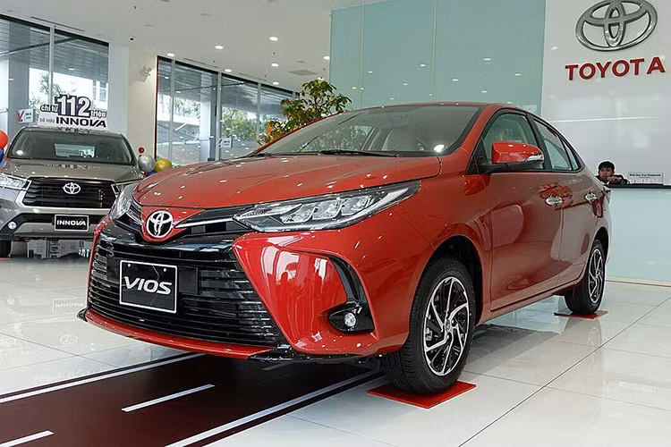 Với lượng bán ra giảm tới 33,3% so với tháng trước, tuy nhiên Toyota Vios vẫn giữ vị trí số 2 trong top ôtô bán chạy nhất tháng 7/2021. Cộng dồn 7 tháng đầu năm, Toyota Vios bán được 10.967 chiếc. Sau nhiều tháng liên tiếp bị Hyundai Accent vượt mặt về doanh số, Vios đã lấy lại được phong độ của mình và tiếp tục dẫn đầu phân khúc sedan hạng B tại Việt Nam.