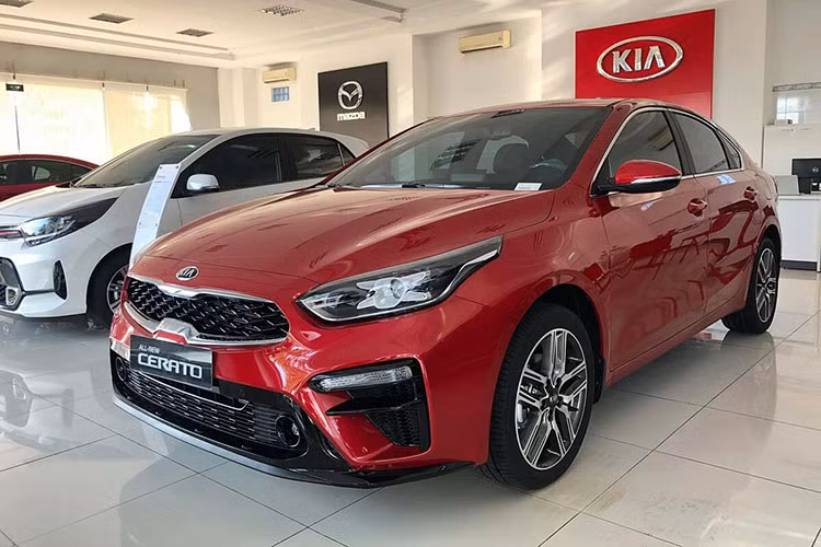 Trong tháng 7/2021, Kia Cerato bán ra được 1.013 chiếc, giảm 23,5 % so với tháng 6 (bán 1.325 xe). Trong tháng 7 vừa qua, giá bán của Kia Cerato được giảm xuống mức rẻ ngang các mẫu xe hạng B như Toyota Vios hay Honda City. Hiện Kia Cerato 2022 phiên bản mới cũng sắp sửa được ra mắt tại thị trường Việt.