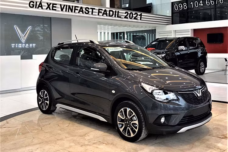 Trong tháng 7 vừa qua, "ngôi vua doanh số" thuộc về mẫu xe Vinfast Fadil giá rẻ với doanh số bán ra đạt 2.982 chiếc, tăng đến 16,8% so với tháng 6/2021 (2.552 chiếc). Cộng dồn sau 6 tháng đầu năm doanh số đạt 13.055 chiếc. Tính nửa đầu 2021, Vinfast Fadil là mẫu xe cỡ A bán chạy nhất, vượt xa đối thủ Hyundai Grand i10 và Kia Morning.