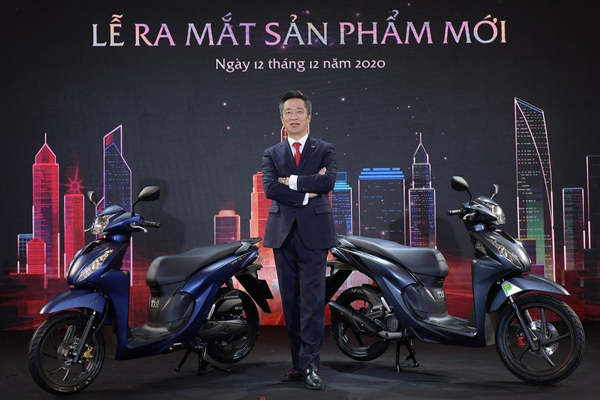 Honda Việt Nam vừa chính thức giới thiệu mẫu Honda Vision 2021 mới với thiết kế tinh chỉnh, cùng một số trang bị và tiện ích được nâng cấp thân thiện với người dùng. Được gọi với cái tên Vision thế hệ mới, xe ra mắt tại Việt Nam sẽ có 4 phiên bản cùng các trang bị khác nhau.