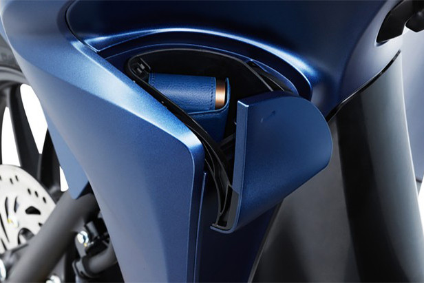 Về tiện ích, Honda Vision sẽ tiếp tục được trang bị khoá thông minh Smart Key, giúp tăng khả năng chống trộm, định vị xe và tiện lợi khi sử dụng. Bên cạnh đó, hộc chứa đồ phía trước còn có thêm nắp đậy, cốp đồ dưới yên được bổ sung thêm cổng sạc ACC tiện lợi.