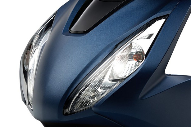 Ngoài 3 phiên bản là Tiêu chuẩn, Cao cấp và Đặc biệt, tuy nhiên thế hệ Vision mới này sẽ được bổ sung thêm một phiên bản mang tên Cá tính hướng tới khách hàng ưa chuộng vẻ đẹp khỏe khoắn, năng động. Thiết kế phía trước khác biệt so với các phiên bản còn lại nhờ thấu kính màu xám khói đẹp mắt kết hợp giữa đèn trang trí dạng LED.