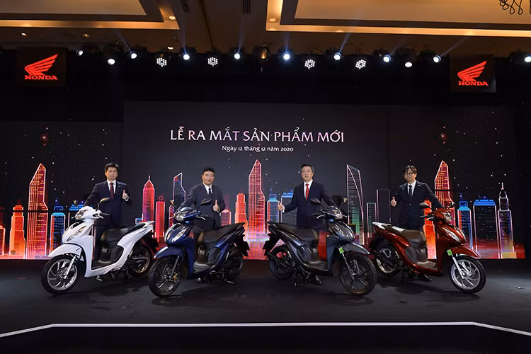 Giá xe Honda Vision 2021 mới từ 30 triệu đồng cho bản tiêu chuẩn. Bản Cao cấp có giá đề xuất 31,8 triệu đồng. Bản Đặc biệt có giá 33 triệu đồng và 34,5 triệu đồng là mức giá của phiên bản Cá tính. Khác biệt lớn nhất ở các phiên bản là Smartkey, bản Tiêu chuẩn là không có trang bị này.