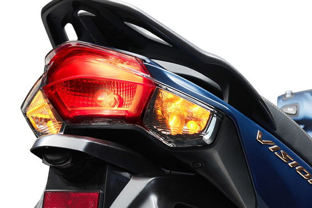 Phần đèn đuôi xe và đèn xi nhan phía sau thon gọn cùng tông màu phủ xám khói độc đáo. Phiên bản Cá tính được trang bị lốp trước 16-inch lớn hơn các phiên bản khác và tương tự với các phiên bản dành cho thị trường Châu Âu, tạo ấn tượng về vẻ mạnh mẽ và cao lớn, đồng thời tăng khoảng sáng gầm xe (tăng 10mm).