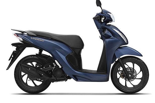 Theo đó, Honda Vision hoàn toàn mới sẽ thừa hưởng phong cách thiết kế của dòng xe ga cao cấp SH, gây ấn tượng với vẻ ngoài mạnh mẽ và cao cấp. Cụm đèn sau và xi nhan được thiết kế gọn hơn và bố trí liền khối nổi bật. Vành đúc với thiết kế mới mang đặc trưng phong cách Châu Âu.