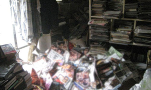 Đống tạp chí khiêu dâm được tìm thấy trong căn hộ của nạn nhân.