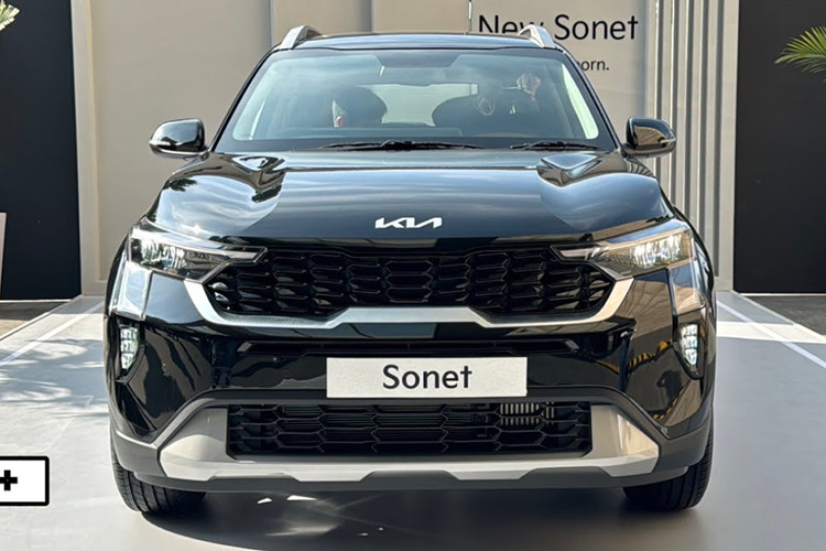 Phần đầu mẫu xe SUV Kia Sonet 2024 gây ấn tượng với cụm đèn pha mới, được bao quanh bằng dải đèn LED định vị ban ngày kiêm đèn báo rẽ với thiết kế lấy cảm hứng từ bản đồ sao.