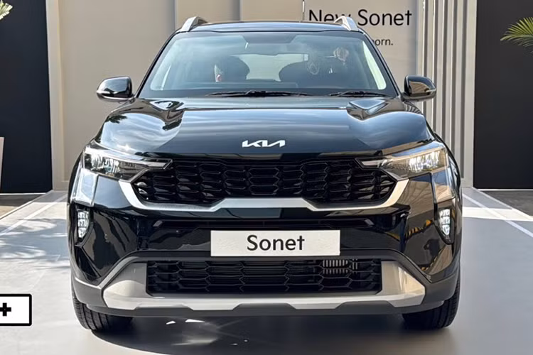 Phần đầu mẫu xe SUV Kia Sonet 2024 gây ấn tượng với cụm đèn pha mới, được bao quanh bằng dải đèn LED định vị ban ngày kiêm đèn báo rẽ với thiết kế lấy cảm hứng từ bản đồ sao.