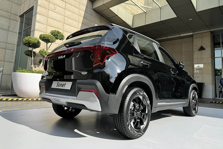 Cụm đèn hậu phía sau cũng được thiết kế lại giúp nâng cao tính thẩm mỹ tổng thể của Sonet mới. Bên cạnh đó, cản sau cũng được tinh chỉnh kiểu dáng. Xe được trang bị mâm xe hợp kim mới 16 inch với hai phong cách thiết kế.