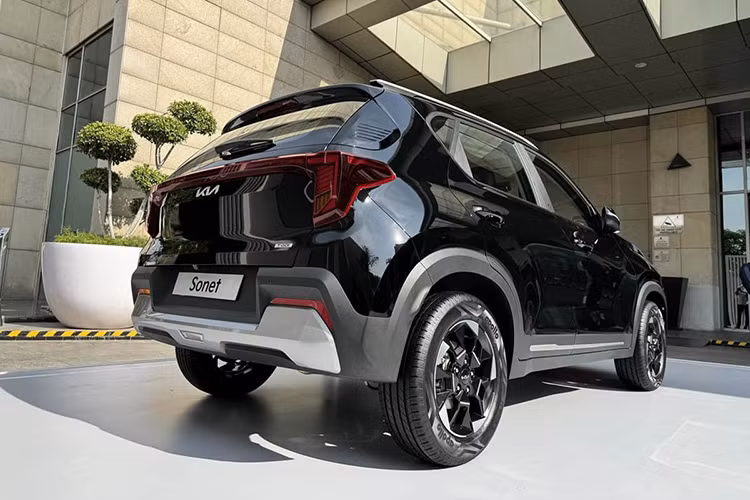 Cụm đèn hậu phía sau cũng được thiết kế lại giúp nâng cao tính thẩm mỹ tổng thể của Sonet mới. Bên cạnh đó, cản sau cũng được tinh chỉnh kiểu dáng. Xe được trang bị mâm xe hợp kim mới 16 inch với hai phong cách thiết kế.