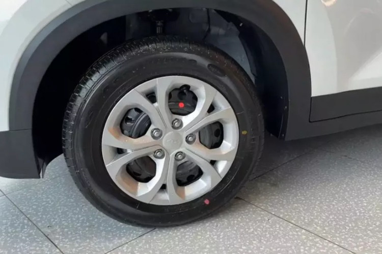 Tại thị trường Ấn Độ, Kia Sonet 2024 có đến 3 tùy chọn động cơ, gồm cả máy xăng và máy dầu. Thứ nhất là động cơ xăng 1.2L với công suất tối đa 83 mã lực và mô-men xoắn cực đại 115 Nm. Thứ hai là động cơ xăng tăng áp, dung tích 1.0L cho công suất 120 mã lực và mô men xoắn 172 Nm.