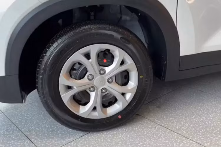 Tại thị trường Ấn Độ, Kia Sonet 2024 có đến 3 tùy chọn động cơ, gồm cả máy xăng và máy dầu. Thứ nhất là động cơ xăng 1.2L với công suất tối đa 83 mã lực và mô-men xoắn cực đại 115 Nm. Thứ hai là động cơ xăng tăng áp, dung tích 1.0L cho công suất 120 mã lực và mô men xoắn 172 Nm.