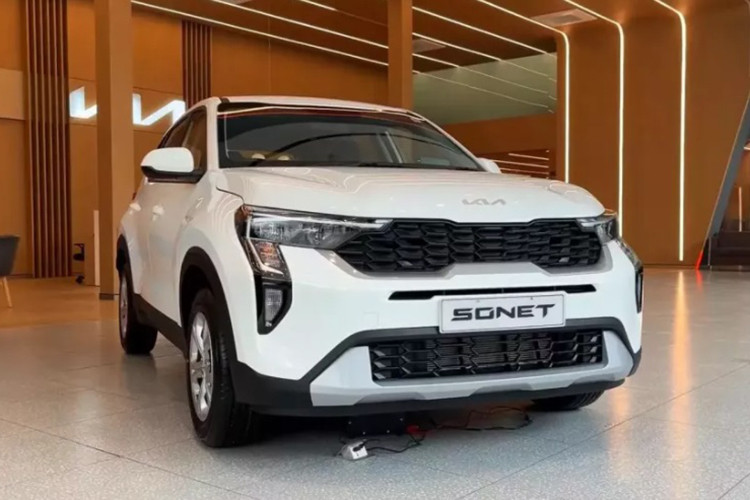 Kia Sonet thế hệ tiền nhiệm ra mắt Việt Nam từ cuối năm 2021, hiện xe đang được lắp ráp trong nước với 4 phiên bản, giá bán dao động từ 499 - 609 triệu. Đây vẫn là mẫu xe bán tốt nhất trong phân khúc CUV hạng A tại Việt Nam, vượt trên các đối thủ như Toyota Raize và Hyundai Venue.