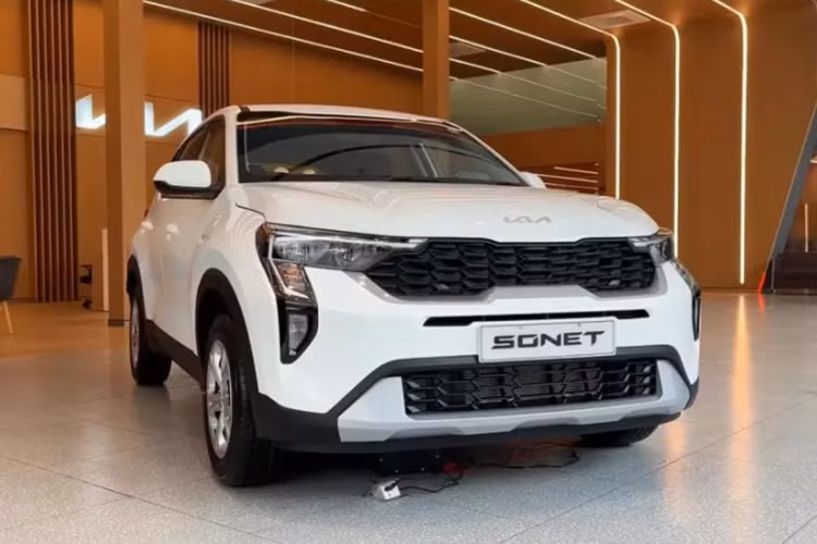 Kia Sonet thế hệ tiền nhiệm ra mắt Việt Nam từ cuối năm 2021, hiện xe đang được lắp ráp trong nước với 4 phiên bản, giá bán dao động từ 499 - 609 triệu. Đây vẫn là mẫu xe bán tốt nhất trong phân khúc CUV hạng A tại Việt Nam, vượt trên các đối thủ như Toyota Raize và Hyundai Venue.