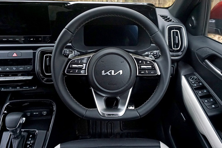 So với thế hệ tiền nhiệm, Kia Sonet 2024 có không gian nội thất hiện đại hơn hẳn. Xe được trang bị các tiện ích đáng chú ý như: bảng đồng hồ kỹ thuật số 10,25 inch mới, màn hình cảm ứng trung tâm 10,25 inch, hệ thống âm thanh Bose 7 loa, điều hòa tự động với hệ thống lọc không khí, cửa sổ trời chỉnh điện và điều khiển bằng giọng nói Alexa.