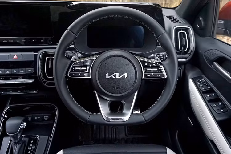 So với thế hệ tiền nhiệm, Kia Sonet 2024 có không gian nội thất hiện đại hơn hẳn. Xe được trang bị các tiện ích đáng chú ý như: bảng đồng hồ kỹ thuật số 10,25 inch mới, màn hình cảm ứng trung tâm 10,25 inch, hệ thống âm thanh Bose 7 loa, điều hòa tự động với hệ thống lọc không khí, cửa sổ trời chỉnh điện và điều khiển bằng giọng nói Alexa.