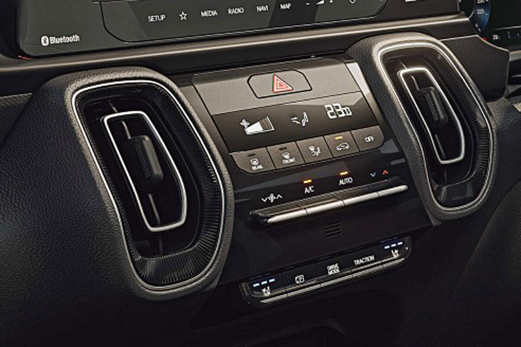 Kia Sonet 2024 còn được bổ sung tính năng công nghệ hỗ trợ người lái nâng cao ADAS, bao gồm hệ thống hỗ trợ giữ làn đường, cảnh báo lệch làn, cảnh báo người lái mất tập trung, hỗ trợ bám làn đường...