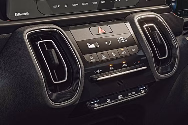 Kia Sonet 2024 còn được bổ sung tính năng công nghệ hỗ trợ người lái nâng cao ADAS, bao gồm hệ thống hỗ trợ giữ làn đường, cảnh báo lệch làn, cảnh báo người lái mất tập trung, hỗ trợ bám làn đường...