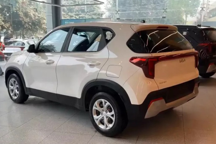 Cuối cùng là động cơ diesel 1.5L cho công suất tối đa 116 mã lực và mô-men xoắn cực đại 250 Nm. Mức giá xe Kia Sonet facelift 2024 tại Ấn Độ dao động từ 799.000 - 1.569.000 Rupee (khoảng 235 - 463 triệu đồng).