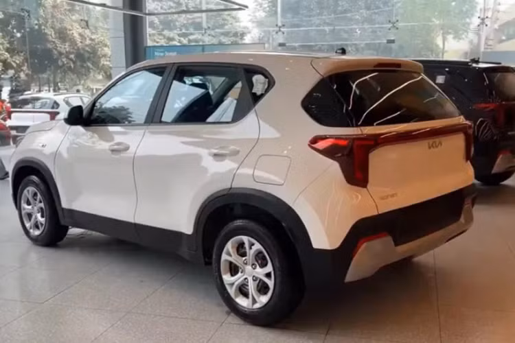 Cuối cùng là động cơ diesel 1.5L cho công suất tối đa 116 mã lực và mô-men xoắn cực đại 250 Nm. Mức giá xe Kia Sonet facelift 2024 tại Ấn Độ dao động từ 799.000 - 1.569.000 Rupee (khoảng 235 - 463 triệu đồng).