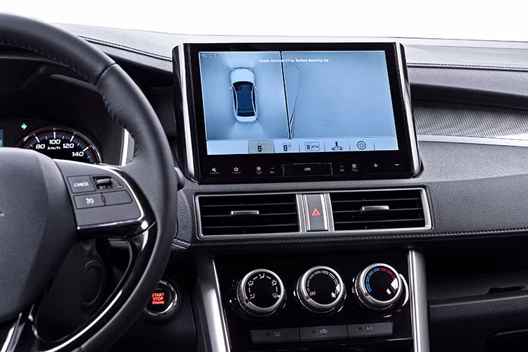 Ngoài 5 điểm mới được nâng cấp, các trang bị còn lại trên Xpander và Xpander Cross vẫn như cũ. Xe vẫn sử dụng hệ thống đèn chiếu sáng LED, bên trong có đề nổ bằng nút bấm, chìa khóa thông minh, điều hòa cơ, ghế bọc da...