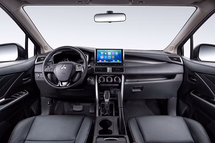Màn hình giải trí cảm ứng của xe cũng đã được nâng cấp lên đến 10-inch của Mitsubishi Xpander và Xpander Cross phiên bản đặc biệt có khả năng kết nối Apple CarPlay, Android Auto, Bluetooth, USB sẽ mang tới những trải nghiệm thú vị hơn dành cho cả gia đình trên mọi hành trình.