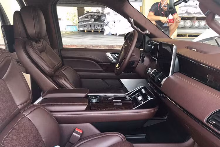 Mẫu xe Lincoln Navigator Black Label L 2018 về Việt Nam được trang bị động cơ xăng V6, dung tích 3.5 lít, tăng áp kép, sản sinh công suất tối đa 450 mã lực và mô-men xoắn cực đại 675 Nm. Ford trang bị cho chiếc SUV hạng sang cỡ lớn của mình hộp số tự động 10 cấp.