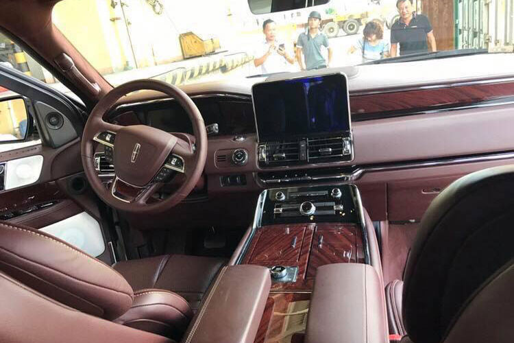 Bên trong, chiếc Lincoln Navigator Black Label L 2018 đầu tiên về Việt Nam có nội thất đỏ đun và có đến 3 hàng ghế. Riêng hàng ghế thứ 3 có thể gập lại nhằm tăng diện tích cho khoang chứa đồ. Các trang bị cao cấp nội thất của chiếc SUV hạng sang cỡ lớn của Ford có hệ thống thông tin giải trí SYNC 3, tương thích Apple CarPlay và Android Auto.