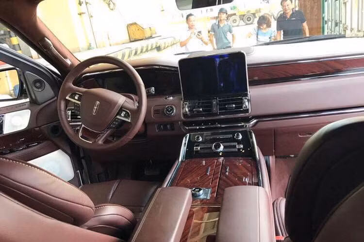 Bên trong, chiếc Lincoln Navigator Black Label L 2018 đầu tiên về Việt Nam có nội thất đỏ đun và có đến 3 hàng ghế. Riêng hàng ghế thứ 3 có thể gập lại nhằm tăng diện tích cho khoang chứa đồ. Các trang bị cao cấp nội thất của chiếc SUV hạng sang cỡ lớn của Ford có hệ thống thông tin giải trí SYNC 3, tương thích Apple CarPlay và Android Auto.