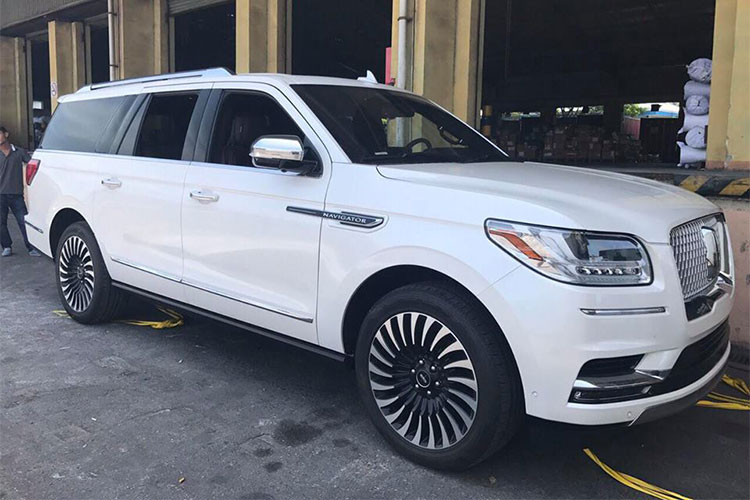 Một công ty nhập khẩu ôtô tư nhân tại Hà Nội mới đây đã khui công chiếc mẫu SUV hạng sang cỡ lớn Lincoln Navigator 2018 đầu tiên tại Việt Nam ở cảng Tiên Sa, Đà Nẵng. Được biết, chiếc xe mới xuất hiện này thuộc phiên bản cao cấp nhất hiện nay - Black Label L.