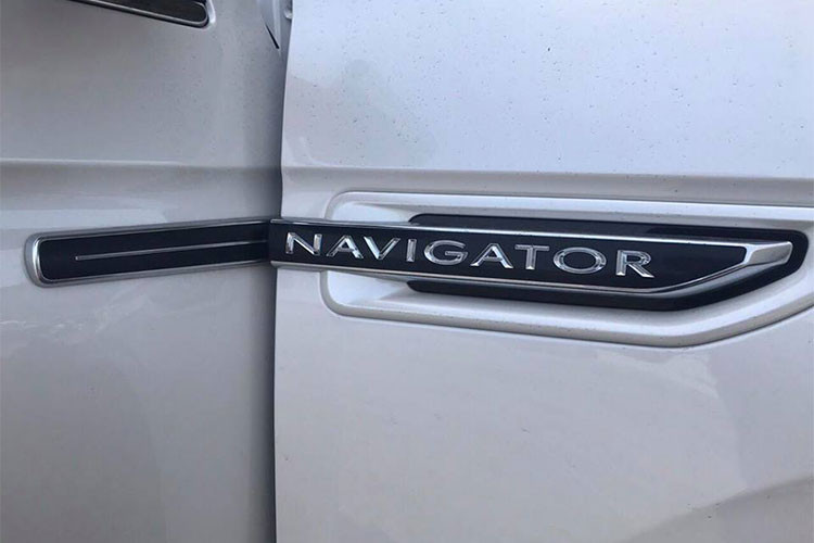 Lincoln Navigator phát triển dựa trên "người anh em" Ford Expedition mới, đồng nghĩa với việc vỏ xe được làm từ vật liệu nhôm. So với thế hệ cũ, xe mang dáng dấp hiện đại hơn khi dùng lưới tản nhiệt mạ crôm phía trước và cụm đèn pha cũng như đèn định vị sử dụng công nghệ LED.