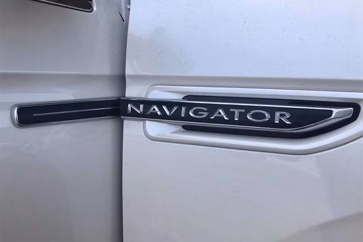 Lincoln Navigator phát triển dựa trên "người anh em" Ford Expedition mới, đồng nghĩa với việc vỏ xe được làm từ vật liệu nhôm. So với thế hệ cũ, xe mang dáng dấp hiện đại hơn khi dùng lưới tản nhiệt mạ crôm phía trước và cụm đèn pha cũng như đèn định vị sử dụng công nghệ LED.